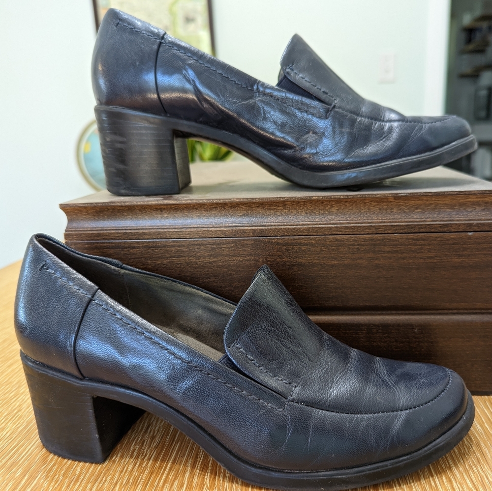 Aerosoles Navy Heels "Heartthrob" Size 9.5